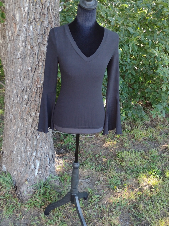 SHEIN Tops - SHEIN Black Ribbed V-Neck Bell-Sleeve Top Sz Xs